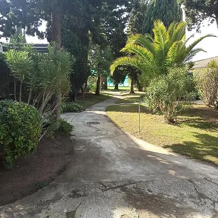 Climatise Avec Terrasse Parking Piscine Et Terrains De Tennis *