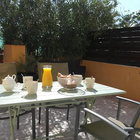 Climatise Avec Terrasse Parking Piscine Et Terrains De Tennis